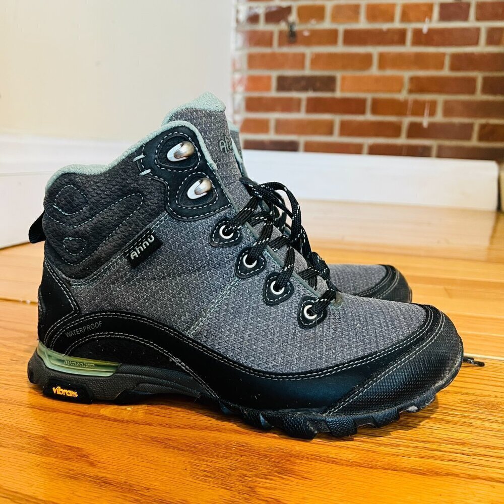 VERY NICE AHNU VIBRAM RUBBER WATERPROOF HIKING BOOTS WOMEN'S SIZE US 6.5